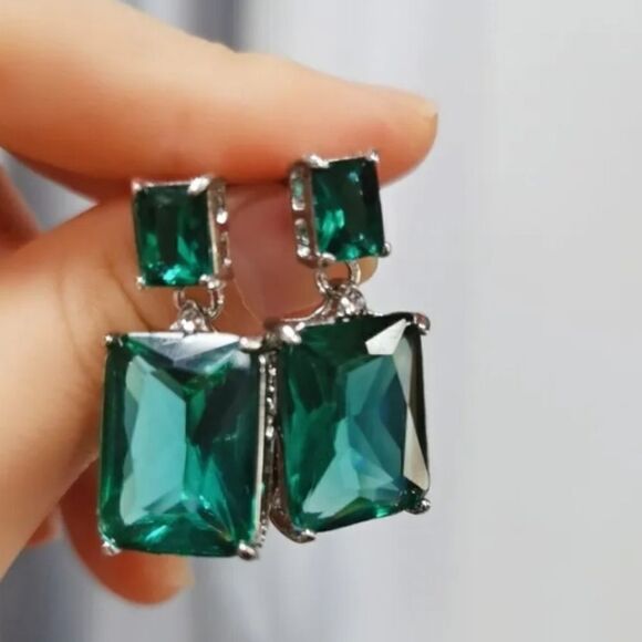 Large Silver Square Emerald Green Dangle Drop Earrings - Picture 3 of 4
